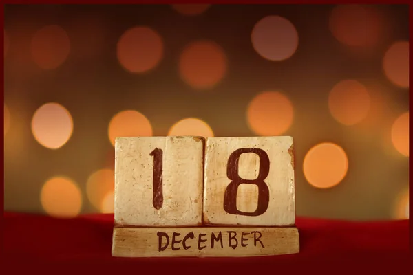 12月18日ヴィンテージ木製ブロックカレンダーボケライト背景 — ストック写真
