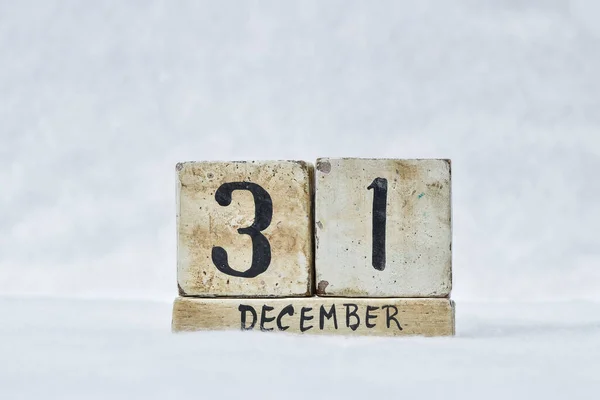 Yeni yıl arifesi 31 Aralık klasik blok takvim tarihi, kış beyaz kar manzarası arka planı, metin için kopyalama alanı