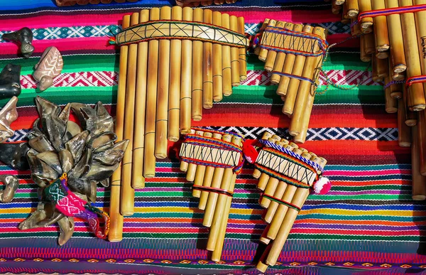 Yerel pazarda satılan tipik pan flütü hatırası, Peru, Güney Amerika
