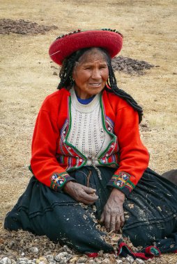 Perulu kadın patates ayıklıyor, Chinchero Peru Güney Amerika