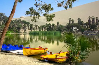 Ica laguna gölündeki renkli kayıklar, Huacachina vahası Peru Güney Amerika