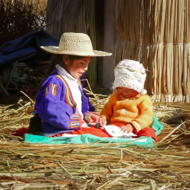 Yüzen Uros Adaları, Titicaca Gölü, Peru Güney Amerika 'da oynayan çocuklar