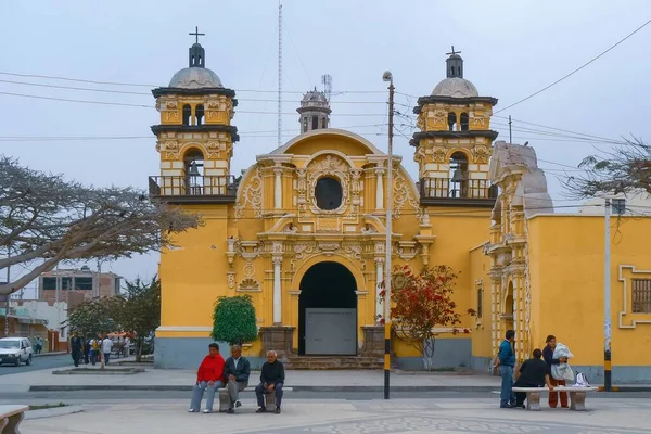 Peruwiańscy Mieszkańcy Pisco Church Plaza Peru Ameryka Południowa — Zdjęcie stockowe