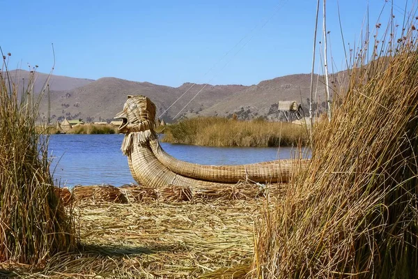 Hayvan başlı Reed teknesi, yüzen Uros Adaları Titicaca Gölü Peru