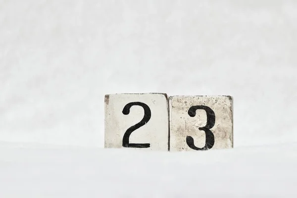 Beyaz kar arkaplanındaki 23 klasik tahta blok takvim numarası, metin için kopyalama alanı. Doğum günü, yıldönümü, özel gün veya özel gün için tarih kaydet
