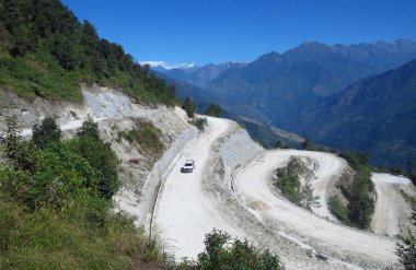 Uzun kıvrımlı tozlu yol, Himalaya dağı bölgesi, Doğu Nepal, Asya