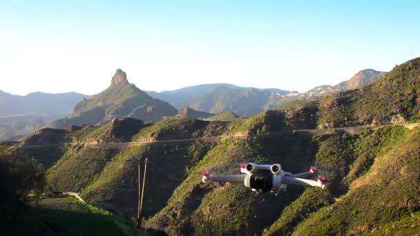Drone Pairar Voar Lado Para Fora Quadro Montanha Paisagem Fundo — Vídeo de Stock