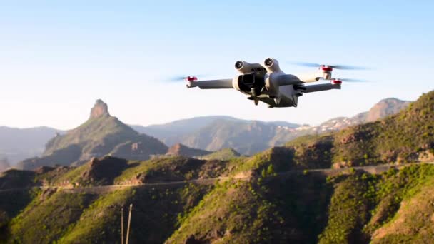 Drone Pairando Céu Perto Desfocado Paisagem Montanhosa Fundo — Vídeo de Stock