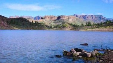 Presa de Chira su deposunda dalgalanan sular, güzel dağ manzarasında göl, Gran Kanaryası, Kanarya Adaları, İspanya, Avrupa