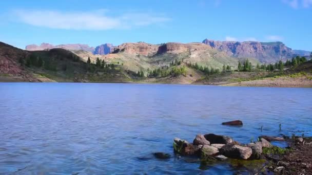 プレサ チラ貯水池 美しい山の風景の中の湖 グラン カナリア諸島 カナリア諸島 スペイン ヨーロッパでの水のさざ波 — ストック動画