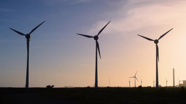 Rüzgar Türbinleri Elektrik Üretir Gün Batımında Yel Değirmeni Siluetleri — Stok video
