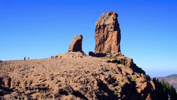 Tourists Walking Roque Nublo Gran Canaria Canary Islands — Vídeo de Stock