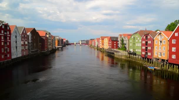 Colorful Old Houses Stilts Both Sides Nidelva River Trondheim Old — Vídeo de Stock