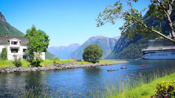 美しい風景の中でカヤック ガイランガーフィヨルド ノルウェー — ストック動画
