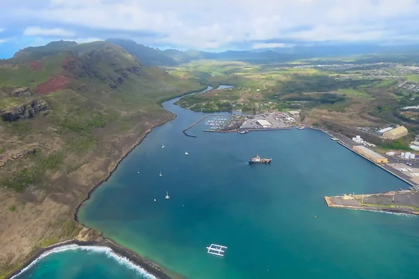 Kapalı bir helikopterden hava manzarası, dağlarla çevrili tekneler, yeşil çayırlar, Lihue, Kauai, Hawaii
