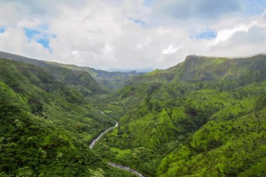 Yeşil vadi ve dağ manzarası boyunca uzanan nehir, Na Pali Coast State Wilderness Park, Kauai, Hawaii, ABD