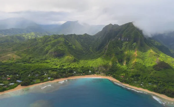 ナパリの青い湾 黄金のビーチ 緑の山と霧の雲の上の空中ビュー州立ワイルダネスパーク ヘリコプターから撮影した風景写真 カウアイ島 ハワイ — ストック写真