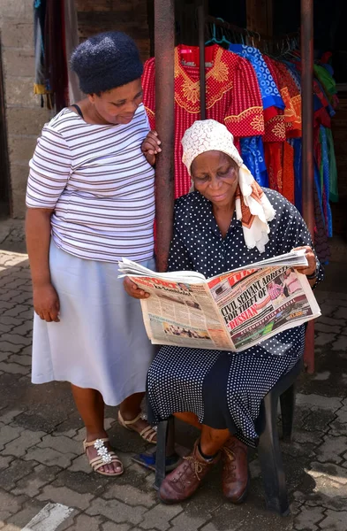 Mujeres Ventas Africanas Leyendo Periódico Mientras Esperan Que Los Clientes — Foto de Stock