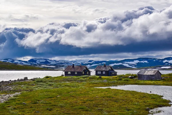 Göl kenarındaki ahşap evler, dramatik dağ fiyortları Buskerud, Norveç, İskandinavya, Avrupa