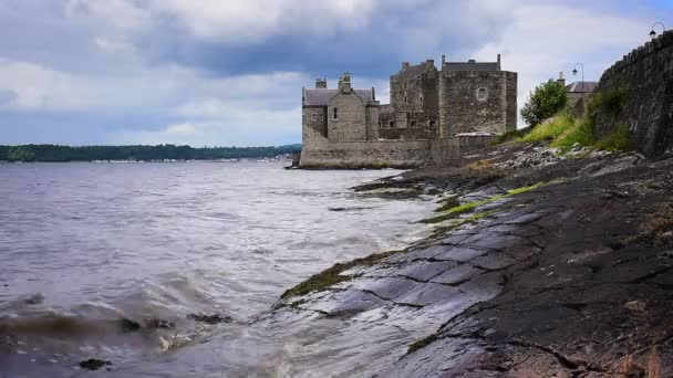 Rollende Wellen Vor Blackness Castle Meer Schottland Großbritannien — Stockvideo