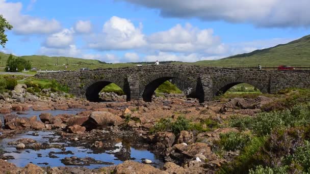 斯利加山河上的斯利加山古桥 苏格兰斯凯岛的地标 — 图库视频影像