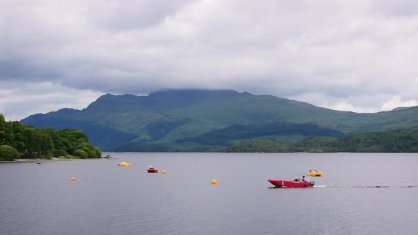Lancha Rápida Lago Loch Lomond Rodeado Montañas Escocia — Vídeos de Stock