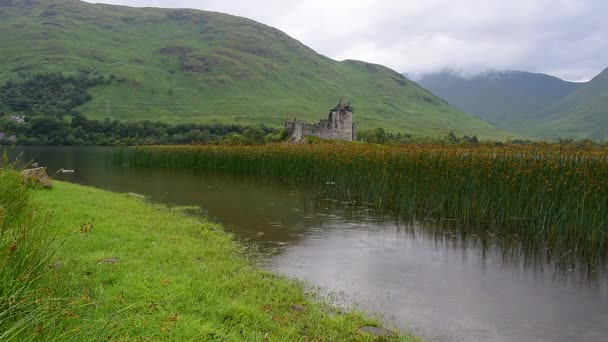 Día Lluvioso Escocia Ruinas Del Castillo Kilchurn Orillas Del Lago — Vídeos de Stock