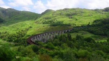 Glenfinnan Viaduct 'tan geçen tren, İngiltere, İskoçya' da ünlü bir dönüm noktası. Zaman aşımı.