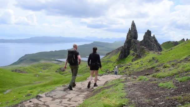 苏格兰斯凯岛斯托尔古道上的远足者 — 图库视频影像