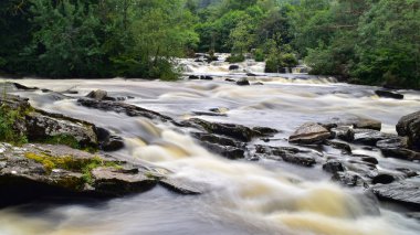Killin, Lomond Gölü ve Trossachs Ulusal Parkı, İskoçya, İngiltere, Avrupa 'daki Dochart Şelalesi' nin ipeksi beyaz suları. Uzun pozlu fotoğrafçılık.