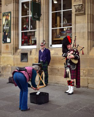 Edinburgh, İskoçya, Birleşik Krallık, 18 Temmuz 2023: gayda çalan sokak müzisyenleri, mobil ödeme yoluyla elektronik olarak bağış alıyorlar. Para yoksa, sorun da yok..