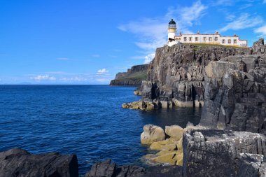 Neist Point 'teki kayalık bazalt kayalıklarda beyaz deniz feneri ve sis boynuzu yüksekliği, Skye Adası' nın ünlü simgesi, İskoçya, İngiltere, Avrupa