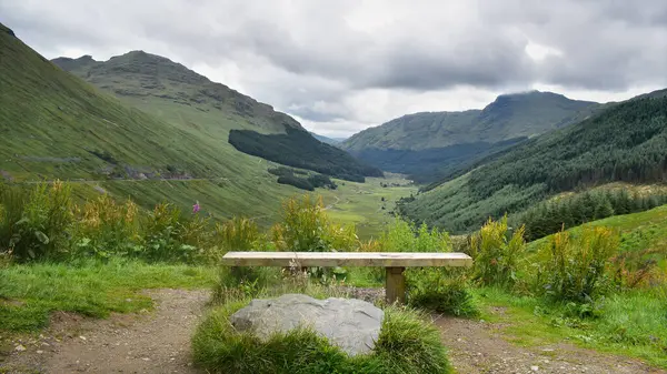 Highland dağlarına ve vadi manzarasına bakan bir bank. Luss Gölü 'nden Inveraray' a, İskoçya 'ya, İngiltere' ye, Avrupa 'ya giden manzara manzarası