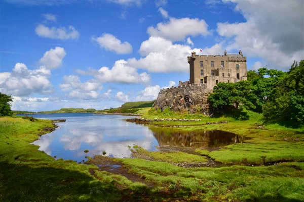 Dunvegan Castle Caisteal Dhn Bheagain Het Gaellic Loch Een Zonnige — Stockfoto