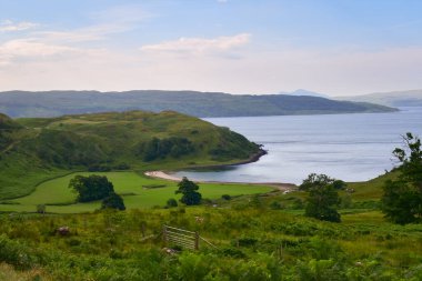 Yeşil tarlalar ve çayırlar, mavi göl, dağlık dağlar. İskoçya 'nın ücra kırsal bölgesi. Seyahat Birleşik Krallık, Avrupa