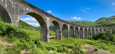 Ünlü Glenfinnan viyadük, 21 yarı daire şeklinde yeşil dağlık arazisi olan köprü, İskoçya, İngiltere 'de yaz, Avrupa seyahati