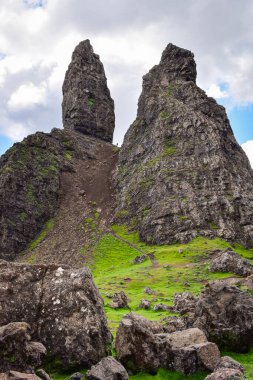 İnsan kendini küçük hisseder. Büyük Storr kayalık oluşumlarının arasında durur. Skye Adası, İskoçya tarihi, İngiltere, Avrupa seyahati..