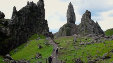 Skye Adası - 9 Temmuz 2023: Storr 'un Yaşlı Adamı yürüyüş parkurunda yürüyüşçüler