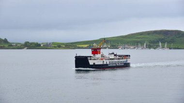 7 Temmuz 2023 - Calmac feribotu (Caledonian MacBrayne) Oban limanından ayrılıp Craignure, Mull Adası 'na yelken açtı. İskoçya, Birleşik Krallık, Avrupa seyahati.