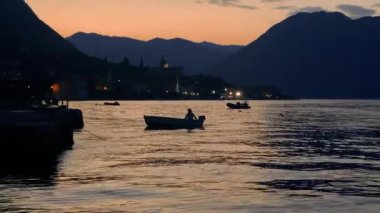 Tekne gün batımında Kotor Bay Montenegro 'ya demir alacak. Avrupa seyahati