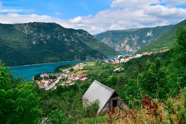 Pluzine kasabası ve ünlü Piva nehir kanyonu, güzel Karadağ manzarası, Balkanlar 'ı keşfetmek, Avrupa' yı gezmek.