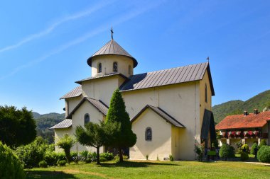 Turistler yazın ünlü Sırp Ortodoks Moraca manastırı ve bahçesini ziyaret ederler. Kolasin bölgesi, Karadağ 'da din, Balkanlar' ı keşfetmek, Avrupa 'yı gezmek.