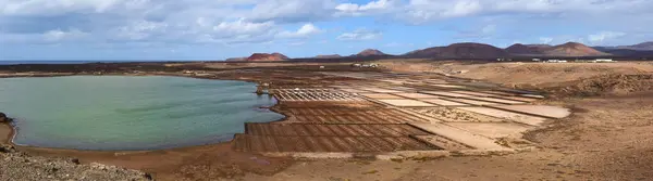 Renkli Janubio tuz madenleri (Salinas de Janubio) ve lagün panorama manzarası, yukarıdan manzara. Tuzlu düzlükler Lanzarote, kanarya adalarını keşfetmek, İspanya 'yı keşfetmek, Avrupa' yı gezmek