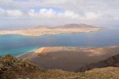 Lanzarote 'nin kuzey kıyısından La Graciosa adasının manzarası, Mirador del Rio Kanarya Adaları, İspanya manzarası, Avrupa seyahati  