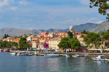 Cavtat, Adriyatik kıyısındaki popüler turizm beldesi ve pitoresk kasaba. Güney Dalmaçya tatil yeri, Hırvatistan bayramı, Balkanlar 'ı keşfetmek, Avrupa' yı gezmek.