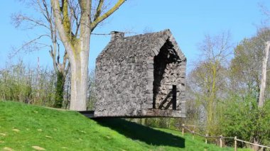 Helsheaven yüzen şapeli (zwevende kapel in Dutch). Borgloon Sint-Truiden 'da düzinelerce kesilmiş meyve ağacından yapılmış küçük ahşap bir kilise. Limburg 'u ziyaret et, Belçika' yı keşfet, Avrupa 'yı gez.