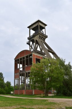 Eisden kömür madeni Maasmechelen, Belçika. Bu sanayi bölgesinde korunmuş maden yapıları yer alıyor ve kömür madenciliği geçmişinin bir hatırlatıcısı olarak hizmet veriyor..