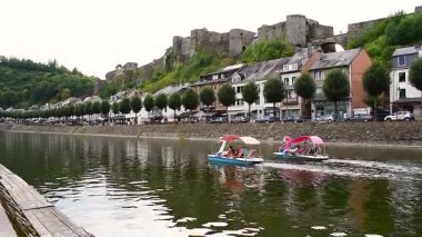Ardennes, Belçika, Avrupa 'daki Bouillon' da Semois Nehri 'nde pedal çevirme, eğlenceli su aktiviteleri.