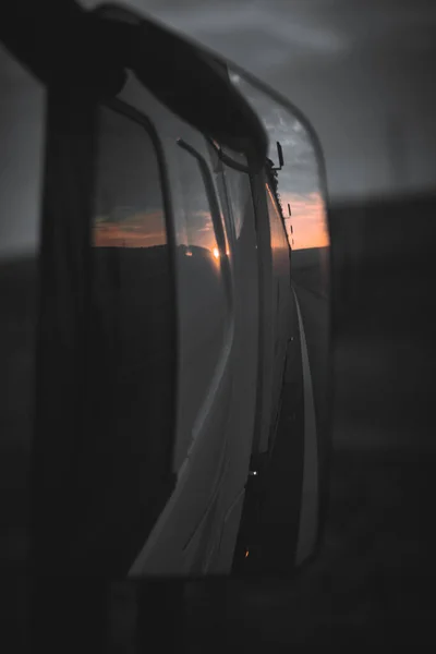 Αντανάκλαση Φορτηγού Στον Καθρέφτη Ηλιοβασίλεμα — Φωτογραφία Αρχείου