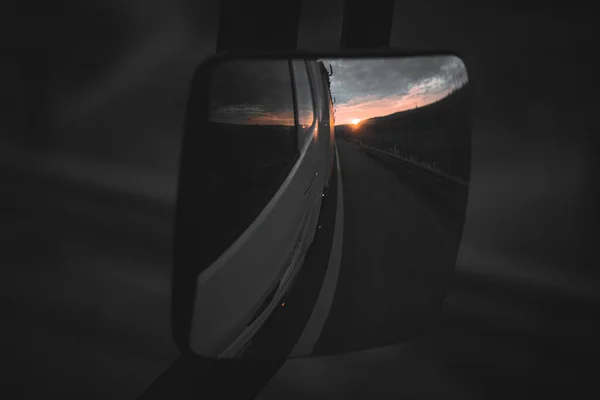 Vrachtwagen Reflectie Spiegel Bij Zonsondergang — Stockfoto